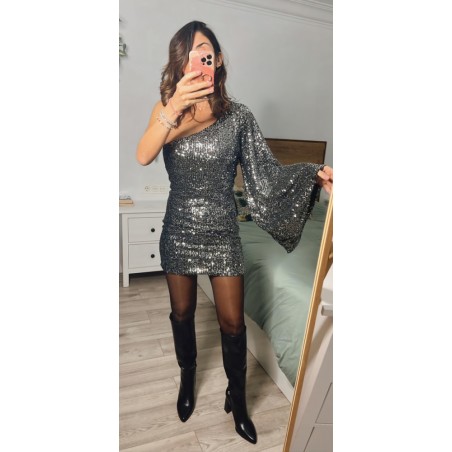 Vestido corto de color gris plateado, de una manga, visto por delante.