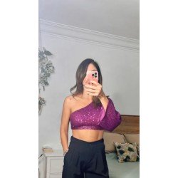 Vista por delante de top de lentejuelas, de color rosa, con una manga solo.