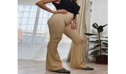 Pantalón ajustado de color dorado brillante con el bajo un poco ancho, visto pir delante.