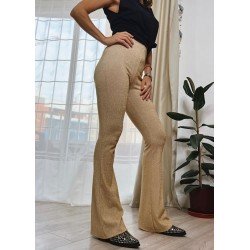 Pantalón ajustado de color dorado brillante con el bajo un poco ancho, visto pir delante.