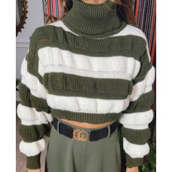 Jersey blanco de rayas grandes verdes, de cuello alto, visto por delante.