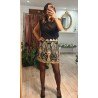 Falda corta negra con estampado dorads de lentejuelas visto por delante.