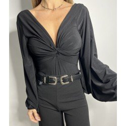 Body negro,con escote de pico, de manga larga ancha, vista por delante.