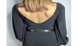 Vista por detrás de body negro,de manga larga ancha y con espalda de pico.