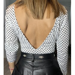 Vista por detrás de body blanco con topos negros y espalda con pico.