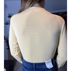 Vista por detras de body amarillo de manga larga.