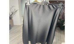 Falda larga de raso de color negro visto por delante.