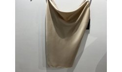 Vestido corto de tirantes de color beige.