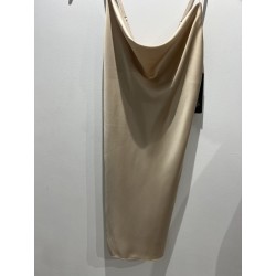 Vestido corto de tirantes de color beige.