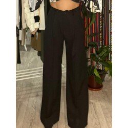 Pantalón de vestir negro, con bolsillos y trabillas para poder poner cinturón.