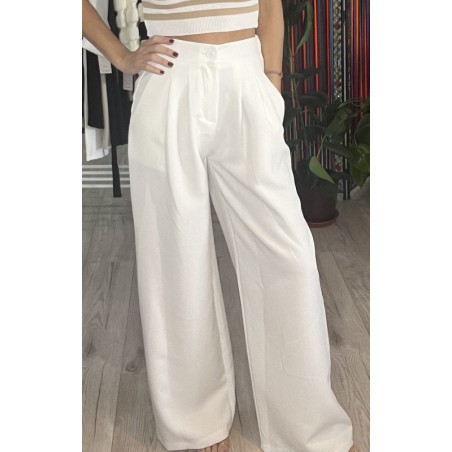 Pantalón de vestir blanco con bolsillos, visto por delante.