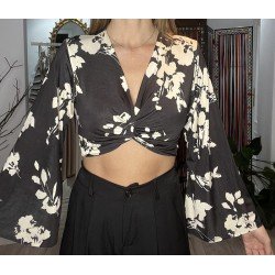 Blusa negra con estampado floral en color blanco.