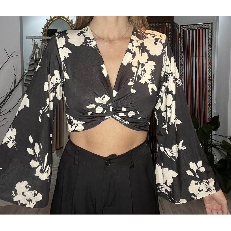 Blusa negra con estampado floral en color blanco.