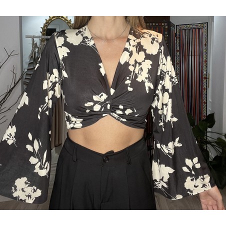 Blusa negra con estampado floral en color blanco.