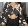 Blusa negra con estampado floral en color blanco.
