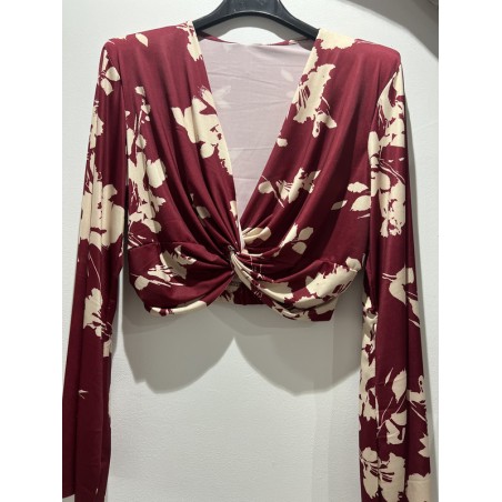 Blusa roja con estampado floral en blanco.