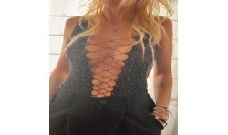 Body ajustado transparente,brillante y con cuerdas en el escote.