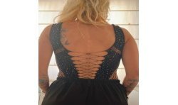 Vista de la parte de detrás de body ajustado transparente, brillante y con cuerdas cruzadas en la espalda.