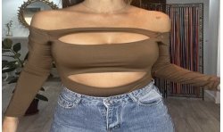 Body ajustado marrón cpn aberturas en parte delantera.