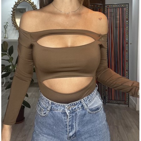 Body ajustado marrón cpn aberturas en parte delantera.