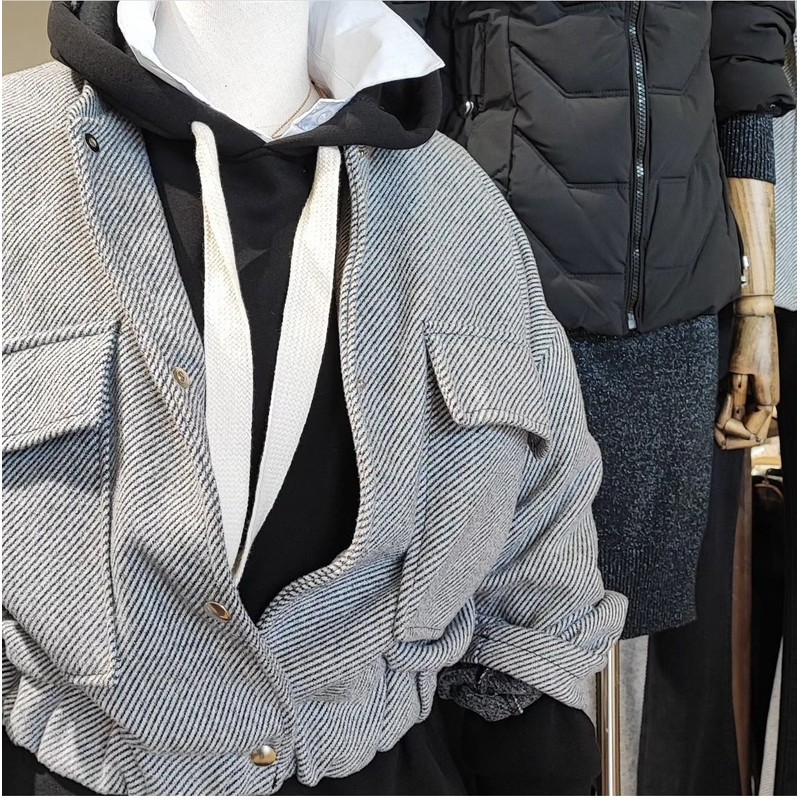 Chaqueta de paño gris.