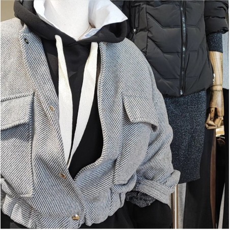 Chaqueta de paño gris.