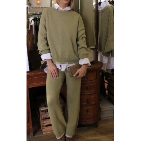 Conjunto de punto color verde, de dos piezas, pantalón un poco ancho por debajo y jersey de manga larga, visto por delante.