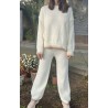 Conjunto de punto de dos piezas, de color blanco, pantalón un poco ancho por debajo y jersey manga larga, visto por delante.