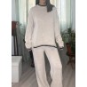 Conjunto de punto de colir beige, de dos piezas, pantalón un poco ancho por debajo y jersey de manga larga, visto por delante.