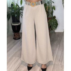 Pantalón de vestir ancho beige con cinturón.