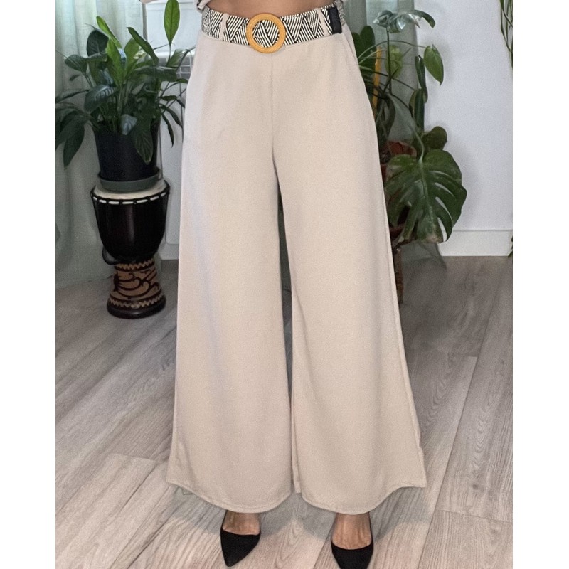 Pantalón de vestir ancho beige con cinturón.