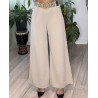 Pantalón de vestir ancho beige con cinturón.