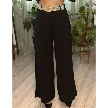 Pantalón de vestir ancho negro con cinturón.