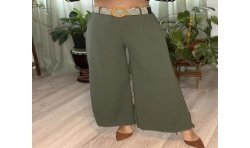 Pantalón de vestir ancho verde con cinturón.