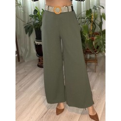 Pantalón de vestir ancho verde con cinturón.