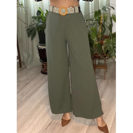 Pantalón de vestir ancho verde con cinturón.