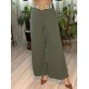 Pantalón de vestir ancho verde con cinturón.