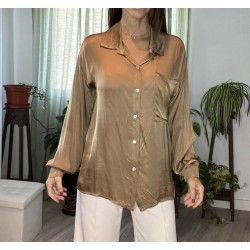 Camisa marrón de manga larga con un bolsillo.