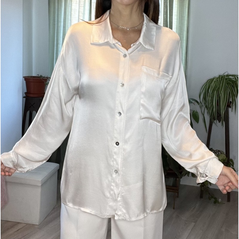 Camisa beige de manga larga con un bolsillo.