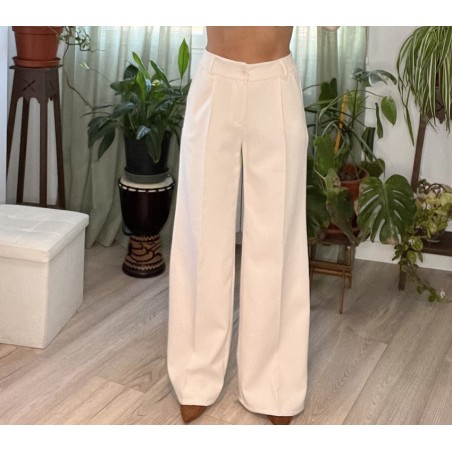 Pantalón de vestir beige con pinzas y bolsillos