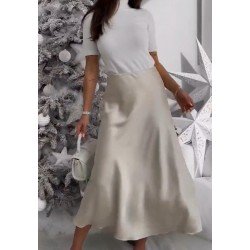 Falda larga vista por delante de color champagne de raso.