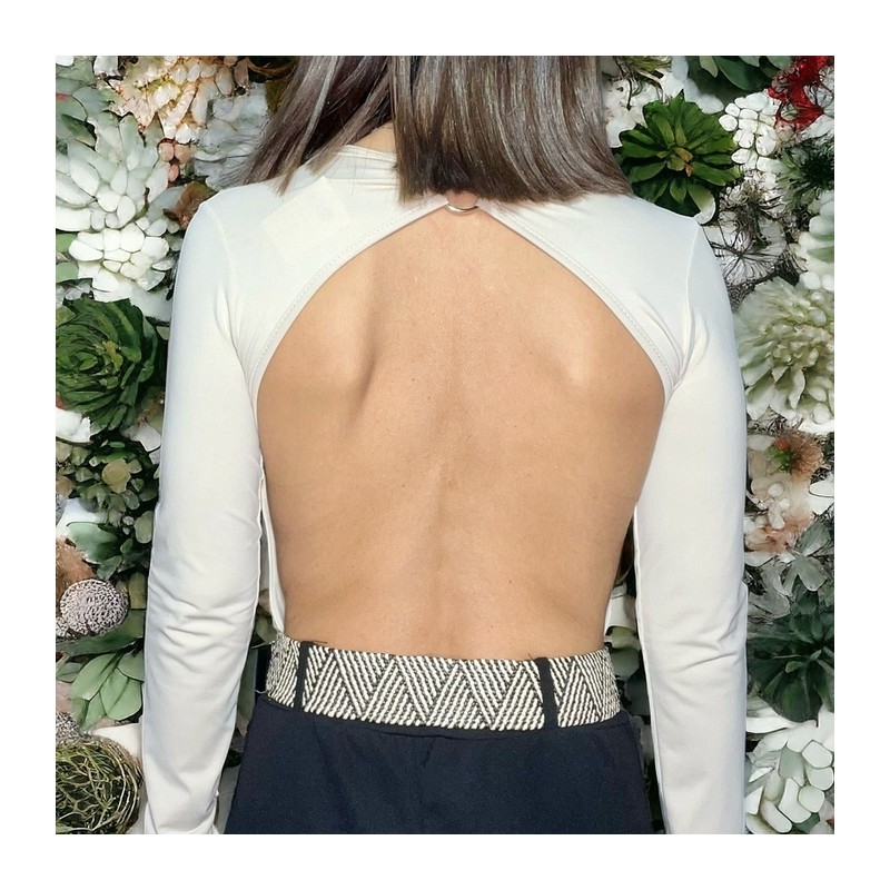 Body blanco visto por detrás.