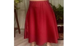 Falda larga roja de raso vista por delante.
