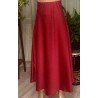 Falda larga roja de raso vista por delante.