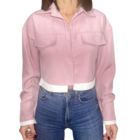Camisa con botones de color rosa vista por delante.