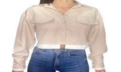 Camisa con botones de color beige vista por delante.