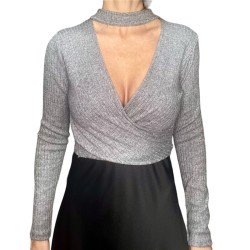 Top gris elástico de color gris visto por delante.