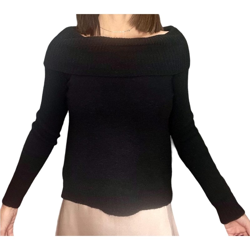 Jersey negro de manga larga de cuello de barco, visto por delante.