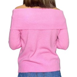 Jersey rosa de manga larga con cuello de barco, visto por detrás.