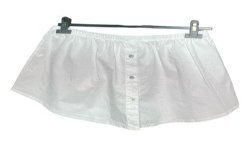 Bajo camisa de color blanco.